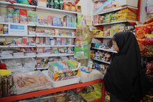 دختر پناهنده در حال خرید از سوپرمارکت داخل مهمانشهر